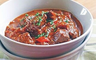 Как приготовить гуляш из свинины с подливкой вкусно и просто