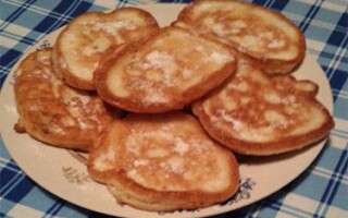 Пышные оладьи на молоке с дрожжами