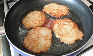 Как приготовить драники с луком и шпиком